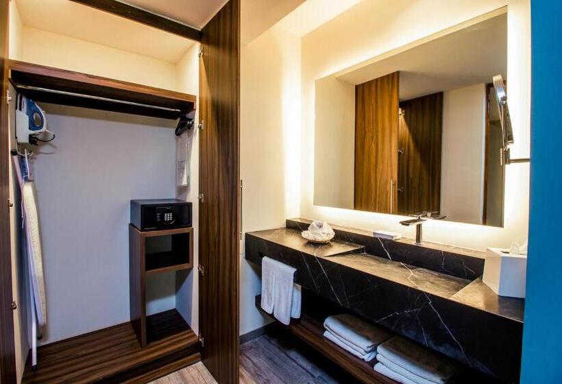 جناح جونيور, Mision De Los Angeles