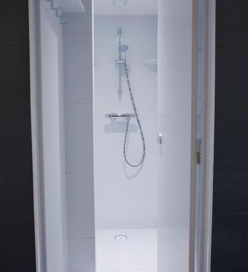 エコノミールーム, The Flying Pig Downtown