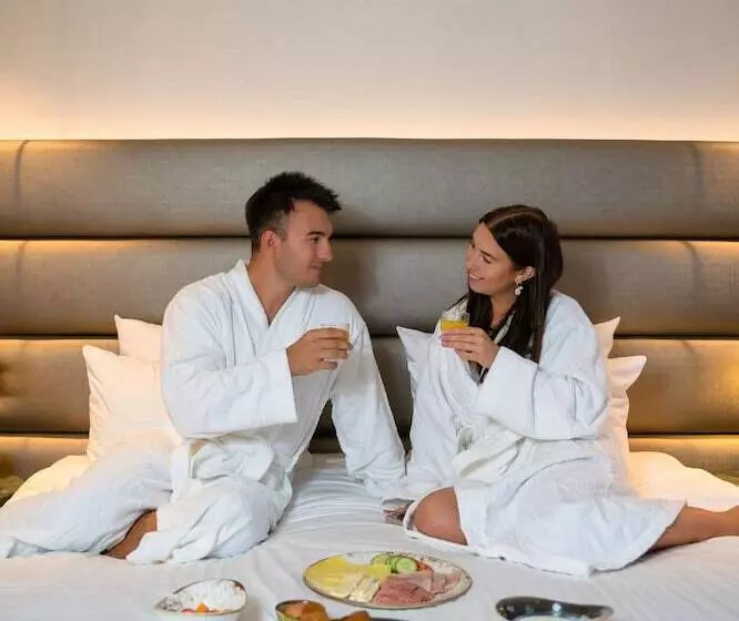 سوییت جونیور, Boutique Hotel Corona
