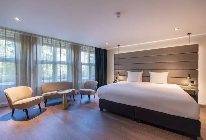 سوییت جونیور, Boutique Hotel Corona
