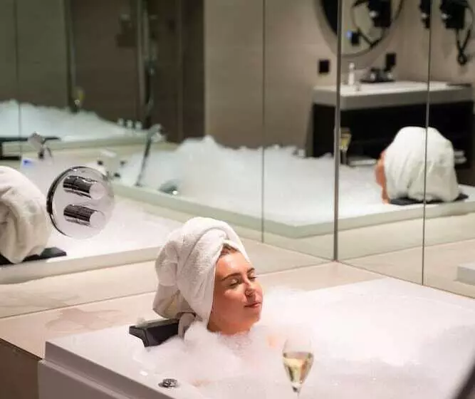سوییت جونیور, Boutique Hotel Corona