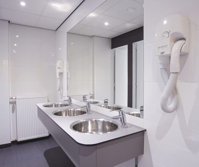 ルームシェアのワンベッド, The Flying Pig Downtown