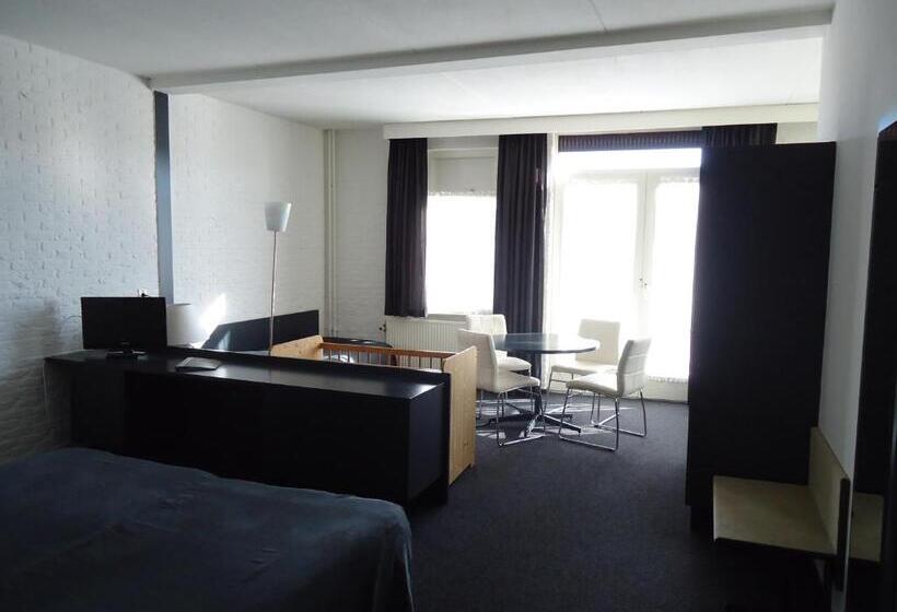 Quarto Triplo Standart, Café Restaurant De Posthoorn
