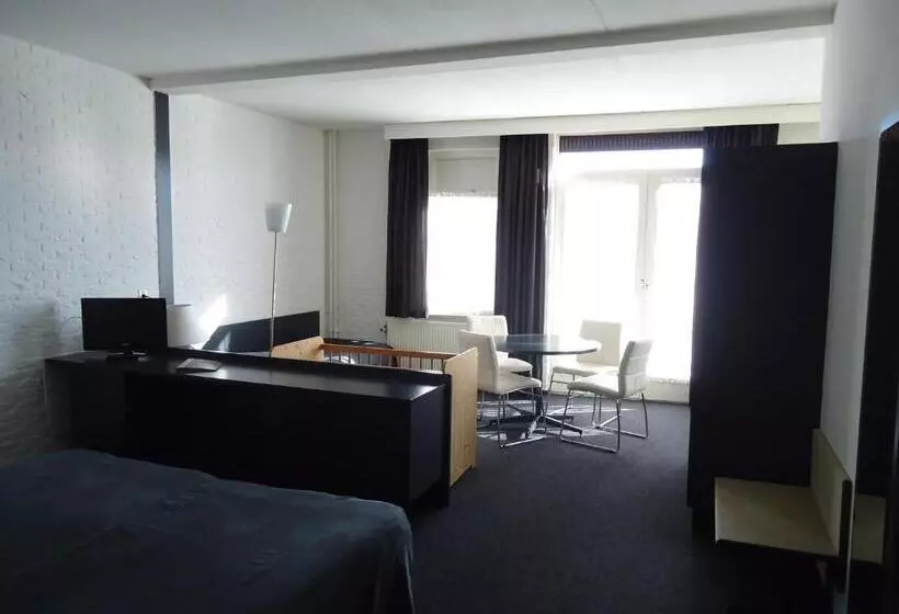 Standard Triple Room, Café Restaurant De Posthoorn