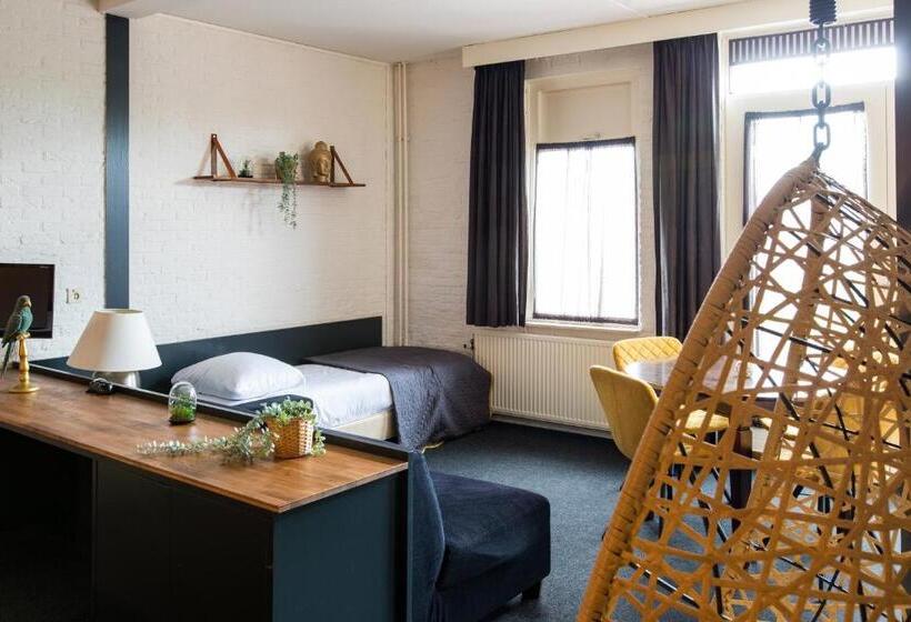 标准三人间, Café Restaurant De Posthoorn