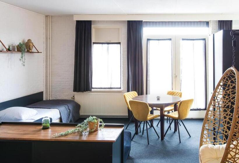 Quarto Triplo Standart, Café Restaurant De Posthoorn