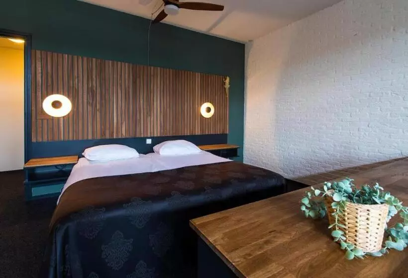 Standard Triple Room, Café Restaurant De Posthoorn