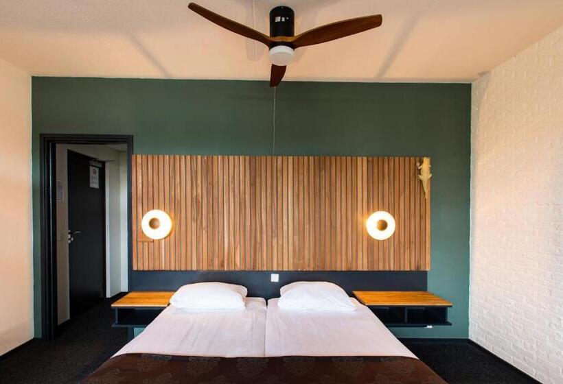 标准三人间, Café Restaurant De Posthoorn