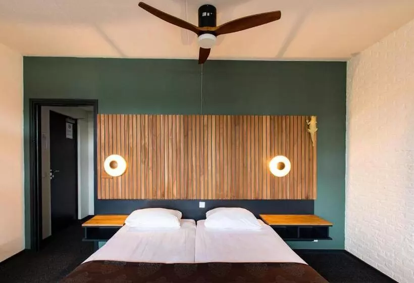 Standard Triple Room, Café Restaurant De Posthoorn