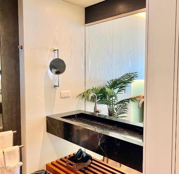 سوییت اجرایی, Holland House Beach