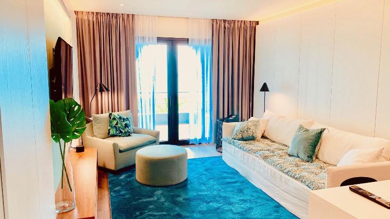 سوییت اجرایی, Holland House Beach