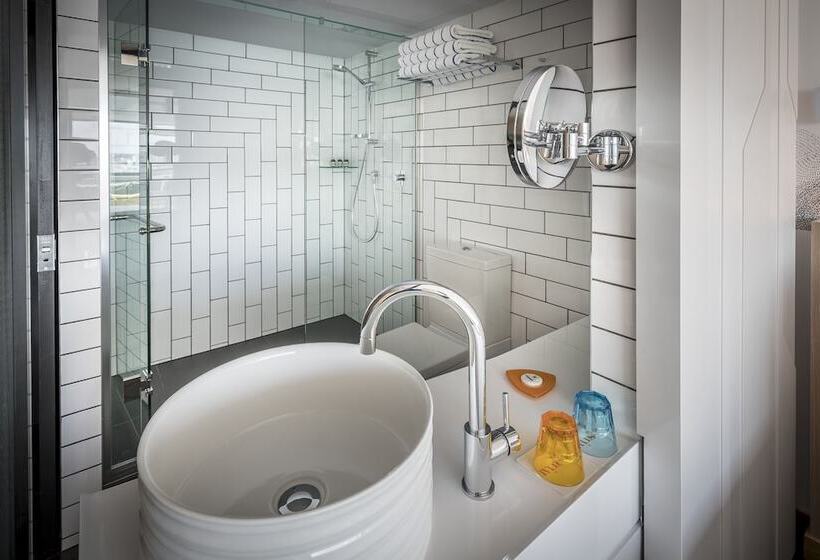 Номер Стандарт, M Social Auckland