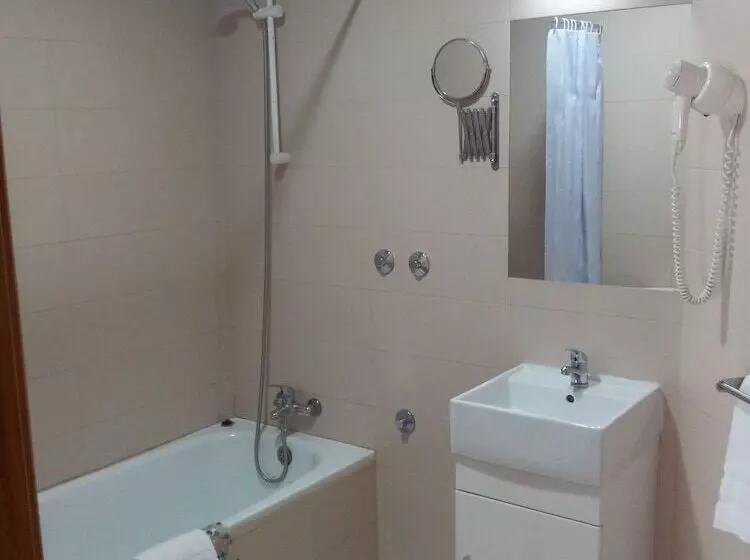 اتاق استاندارد سه نفره, Laitau