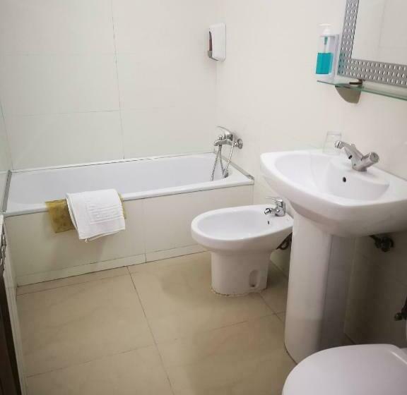 标准三人间, 4 Estacoes