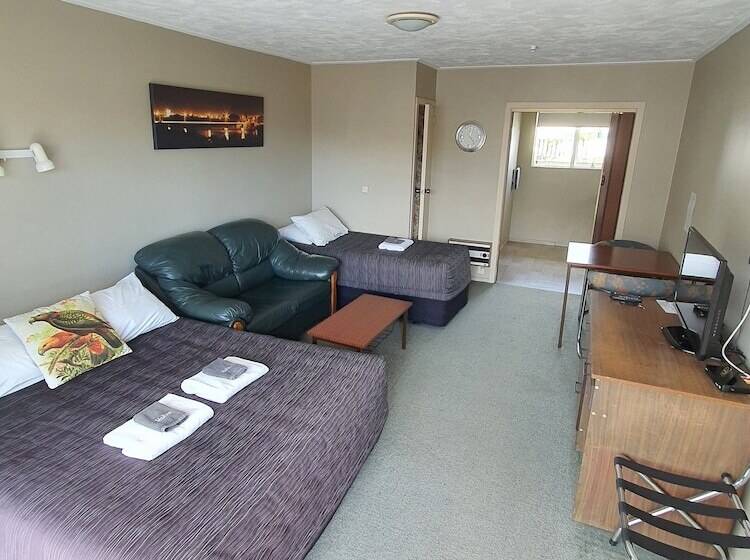 스탠다드 스튜디오, Ascot Motor Lodge