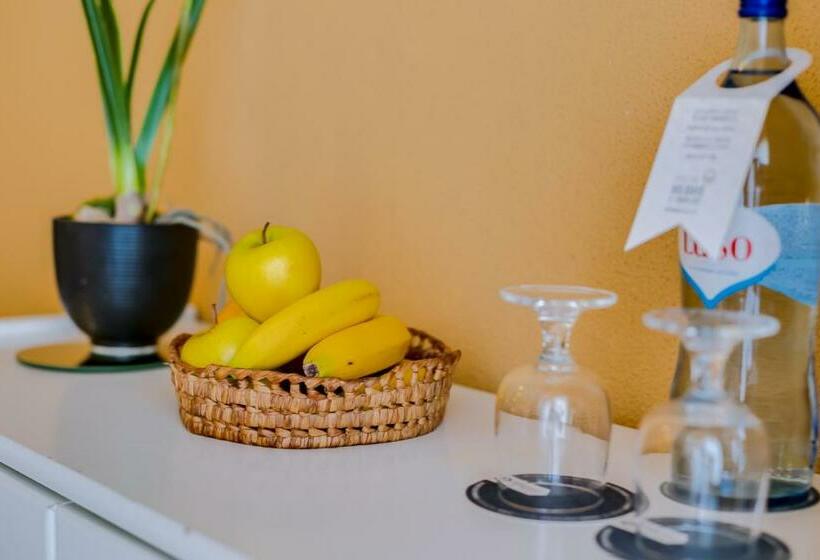 חדר סטנדרט לשלושה, Atismar