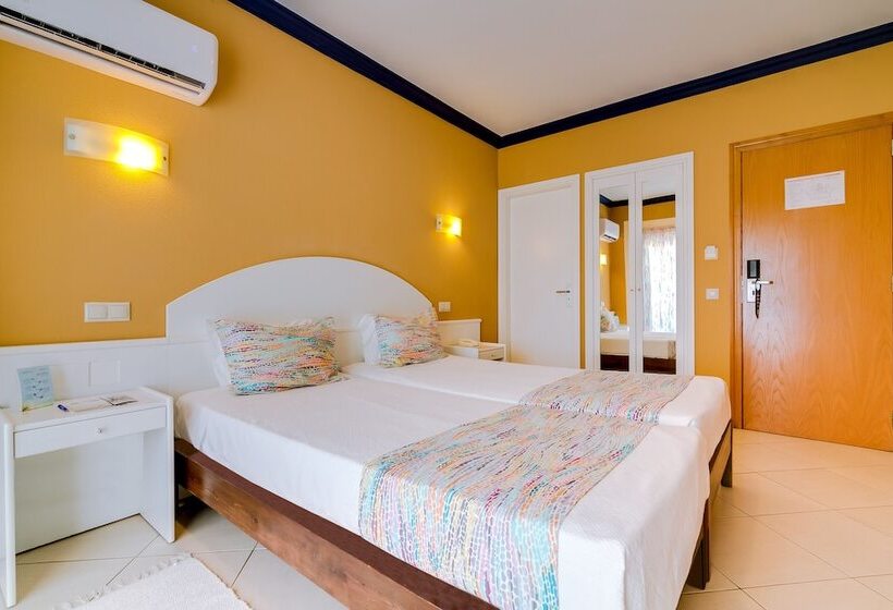 חדר סטנדרט לשלושה, Atismar