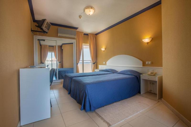 חדר סטנדרט לשלושה, Atismar