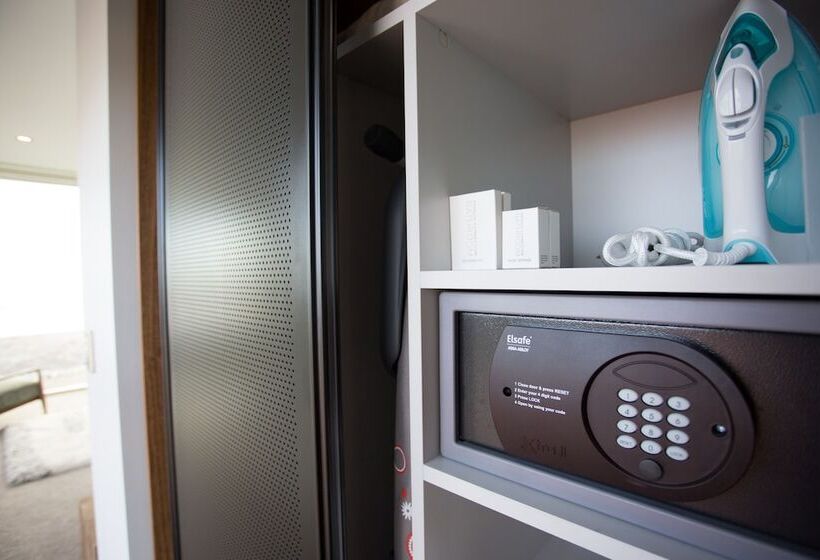 1 Bedroom Penthouse Apartment, Beachfront Hotel Hokitika