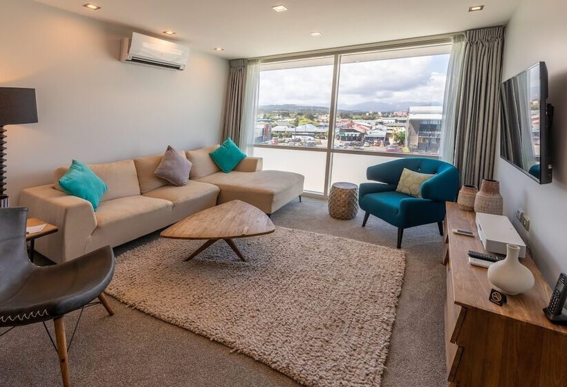 1 Bedroom Penthouse Apartment, Beachfront Hotel Hokitika