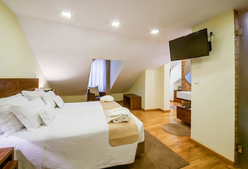 اتاق استاندارد چهار تخته, Borges Chiado