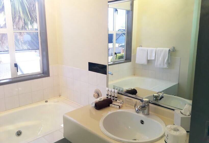 סטודיו אקזקיוטיב, Pavilions