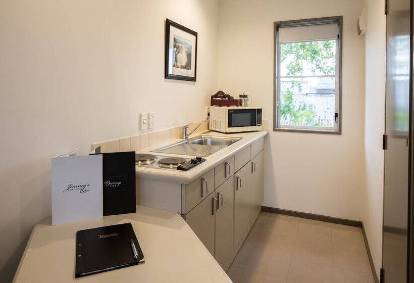 סטודיו אקזקיוטיב, Pavilions