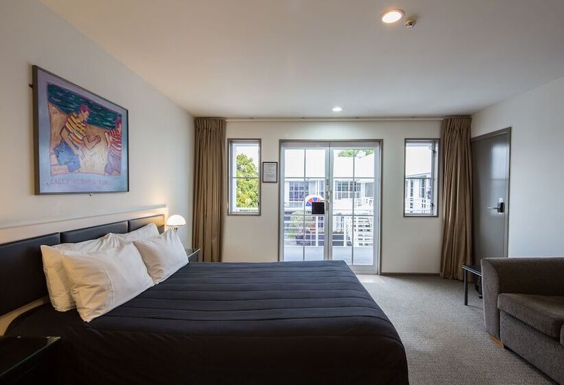 סטודיו אקזקיוטיב, Pavilions