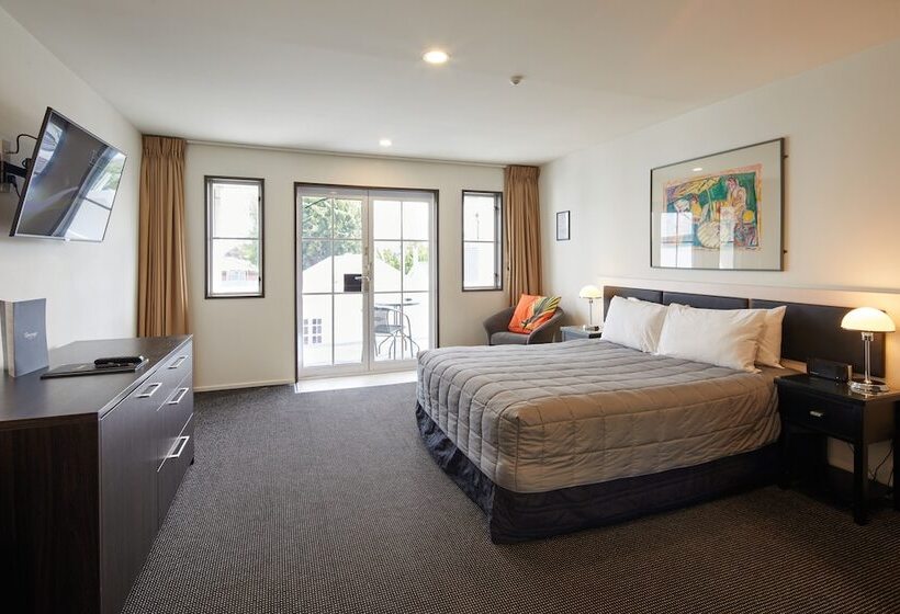 סטודיו אקזקיוטיב, Pavilions