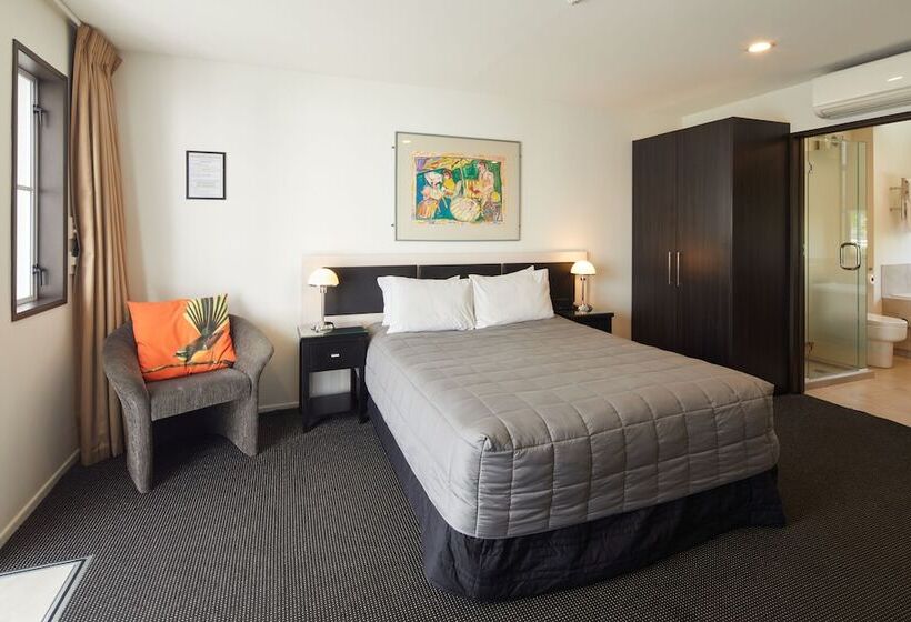 סטודיו אקזקיוטיב, Pavilions