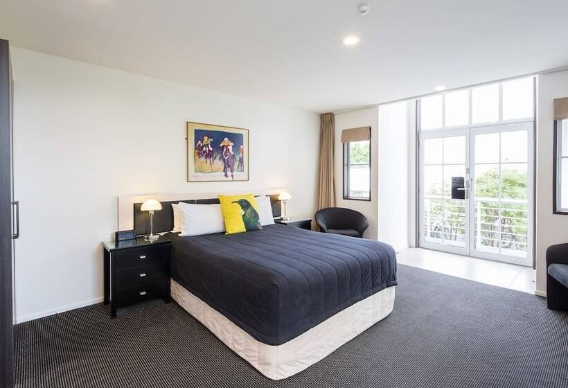 סטודיו סופריור, Pavilions