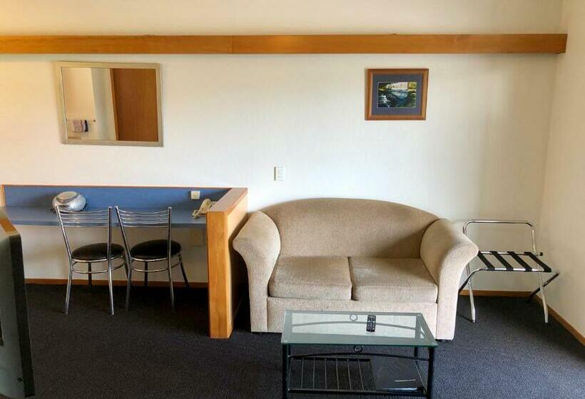 استودیوی استاندارد, Teal Motor Lodge