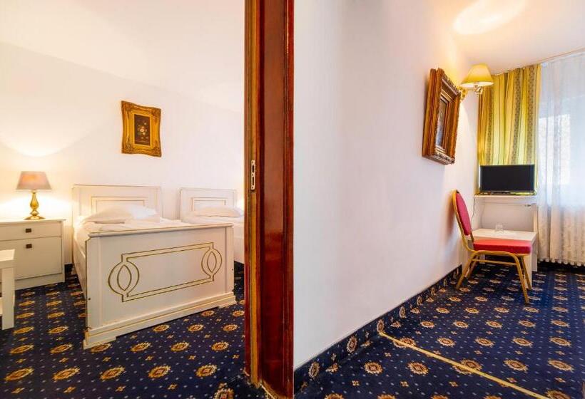 סוויטת ג'וניור משפחתית, Cetate