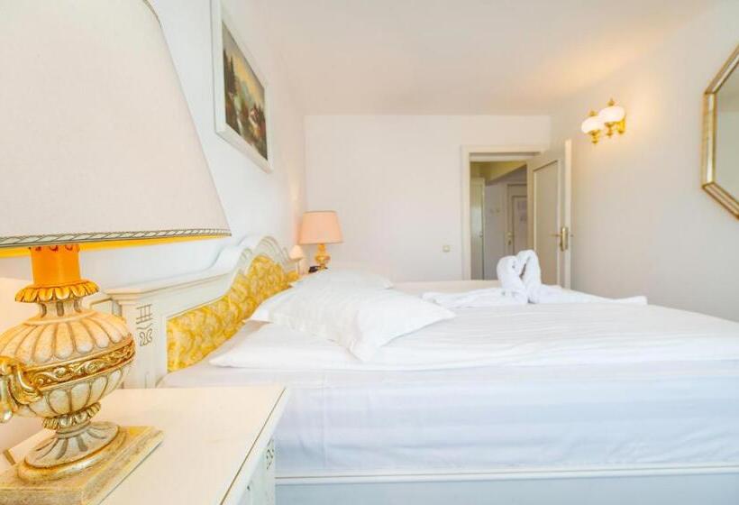 מיטת קינג בסוויטה, Cetate