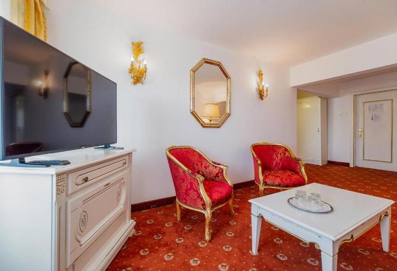 מיטת קינג בסוויטה, Cetate