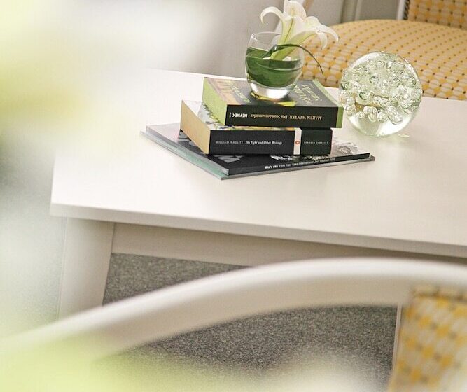 اتاق لوکس, Hollow On The Square City