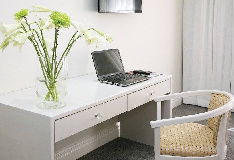 اتاق استاندارد, Hollow On The Square City