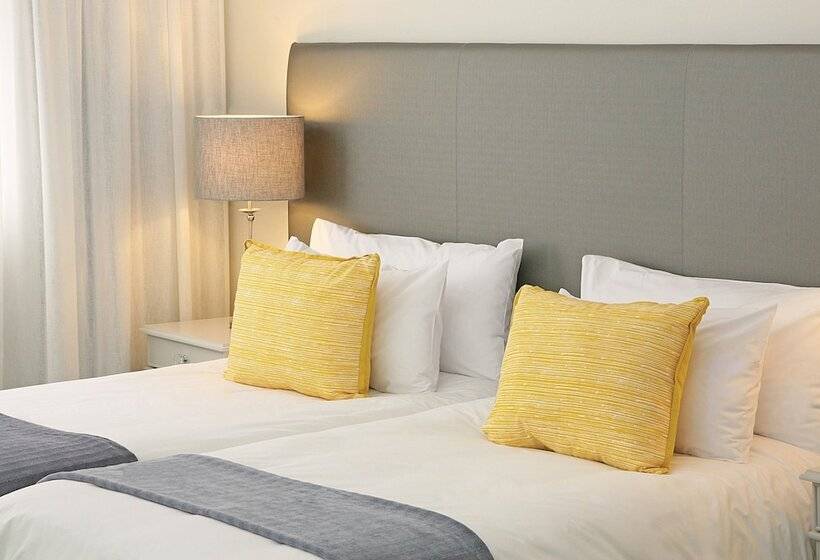 اتاق استاندارد یک نفره, Hollow On The Square City