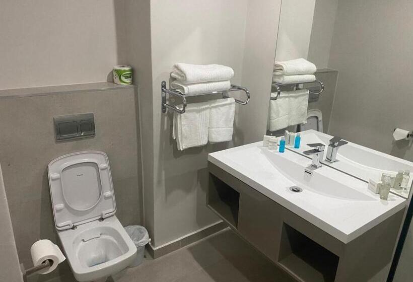 Номер Deluxe, Kennaway