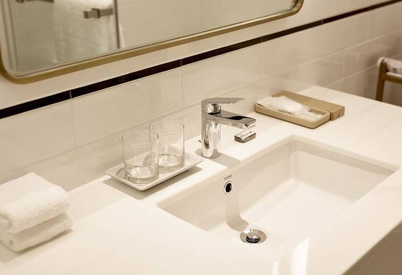 اتاق لوکس با تخت بزرگ, Montien Hotel Surawong Bangkok