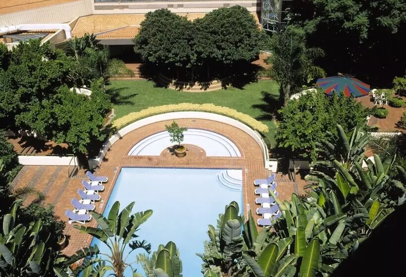 اتاق سوپریور با تخت بزرگ, Southern Sun Pretoria