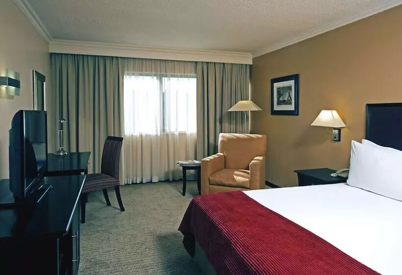 اتاق سوپریور با تخت بزرگ, Southern Sun Pretoria