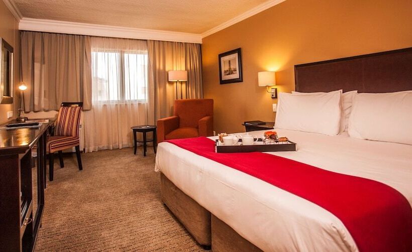 キングサイズベッドのスーペリアルーム, Southern Sun Pretoria