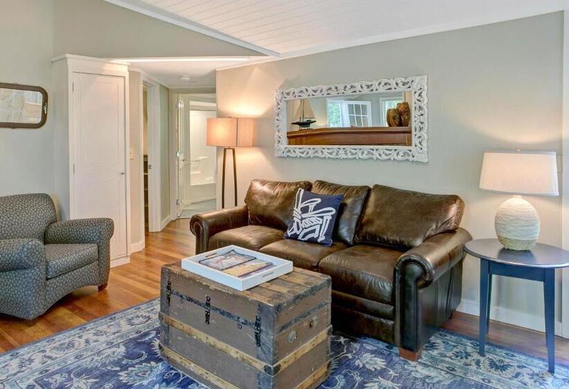 Suite with lake view, Basin Harbor
