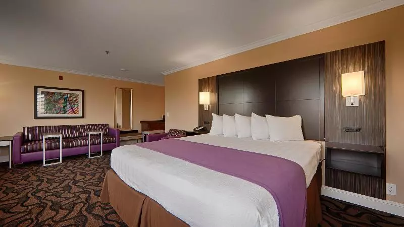 سوئیت با تخت بزرگ, Best Western Plus Airport Plaza