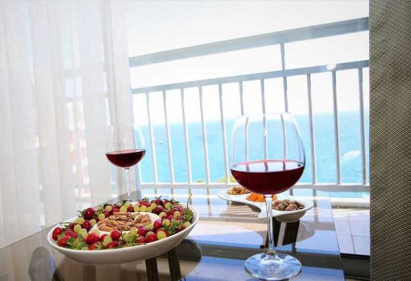 اتاق استاندارد با چشم‌انداز دریا, Lara Otel