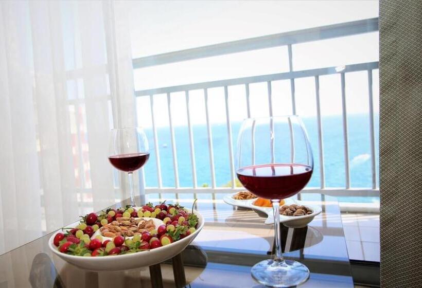 اتاق استاندارد با چشم‌انداز دریا, Lara Otel