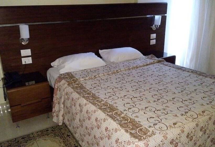 اتاق لوکس با چشمانداز شهر, Pharaohs