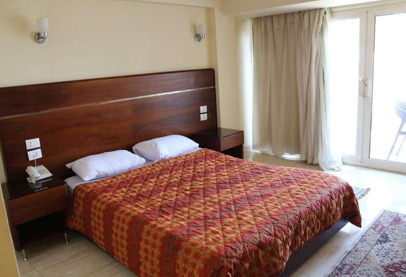 اتاق لوکس با چشمانداز شهر, Pharaohs