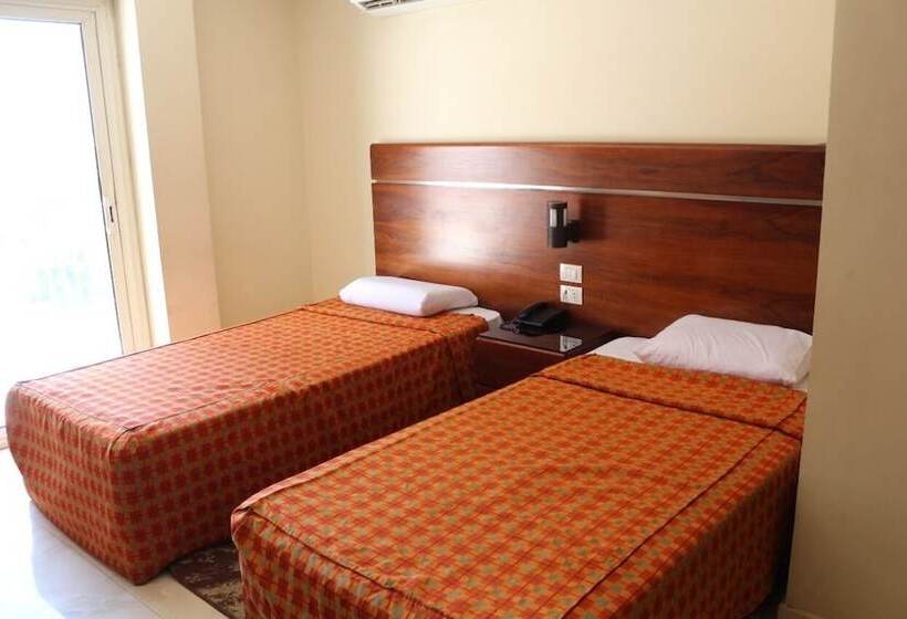 اتاق لوکس با چشمانداز شهر, Pharaohs